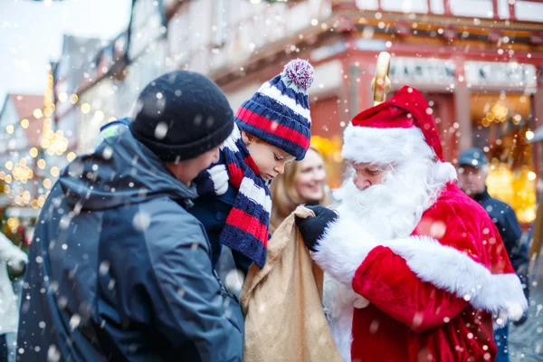 Pequeño niño con padre y Papá Noel en el mercado de Navidad — Foto de Stock