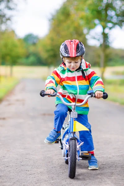 Schattig kind leren om een fietstocht — Stockfoto