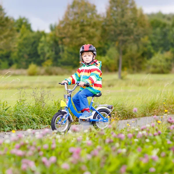 Ładny mały chłopiec czynny na rowerze — Zdjęcie stockowe