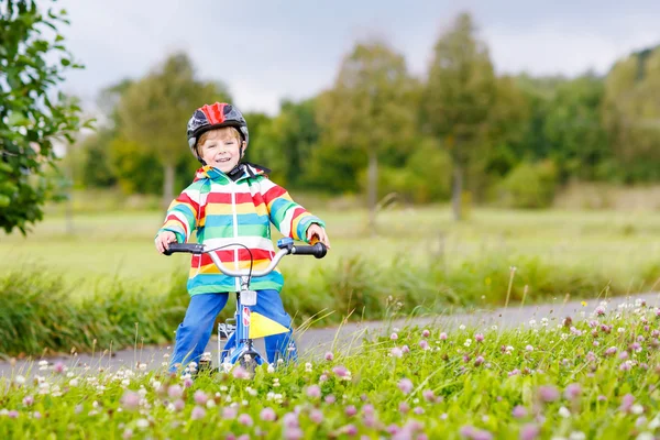 Bonito menino ativo andando de bicicleta — Fotografia de Stock