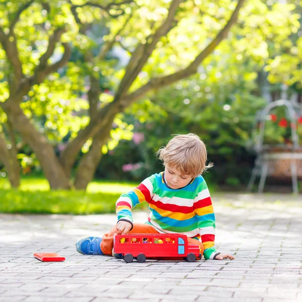 Menino pré-escolar brincando com brinquedo de carro — Fotografia de Stock