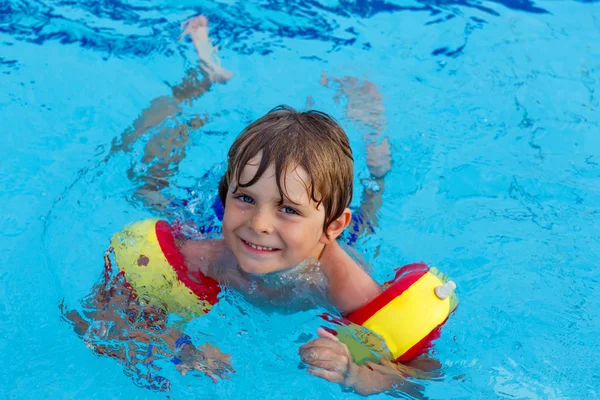 Маленький мальчик веселится в бассейне — стоковое фото