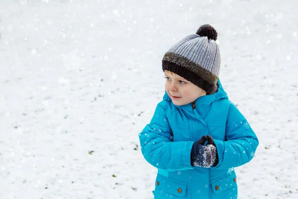 Portret van kleine peuter jongen op herfstdag — Stockfoto