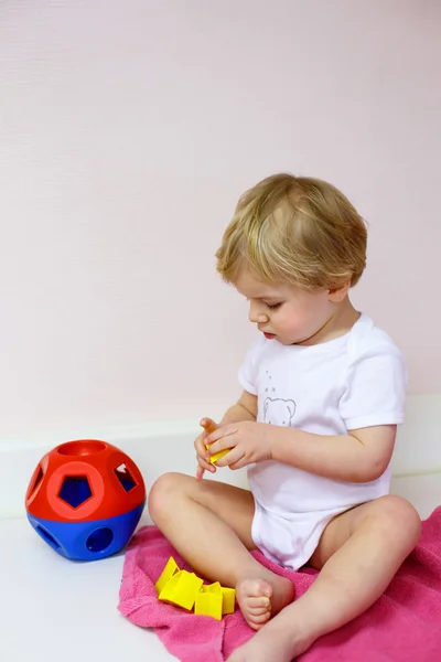 Menino criança brincando com brinquedos de quebra-cabeça — Fotografia de Stock