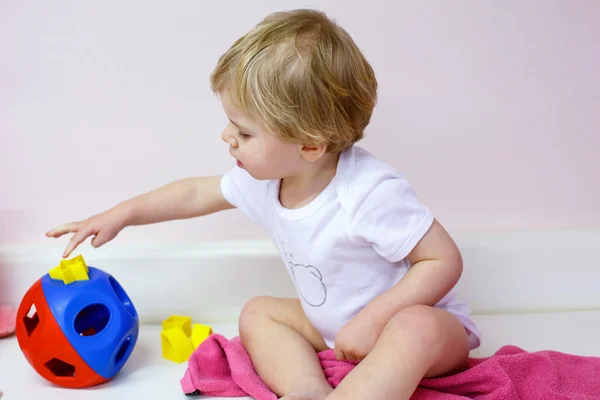 Menino criança brincando com brinquedos de quebra-cabeça — Fotografia de Stock