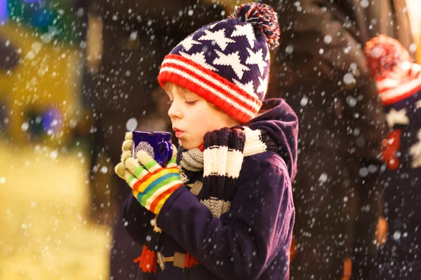 Petit garçon avec chocolat chaud sur le marché de Noël — Photo