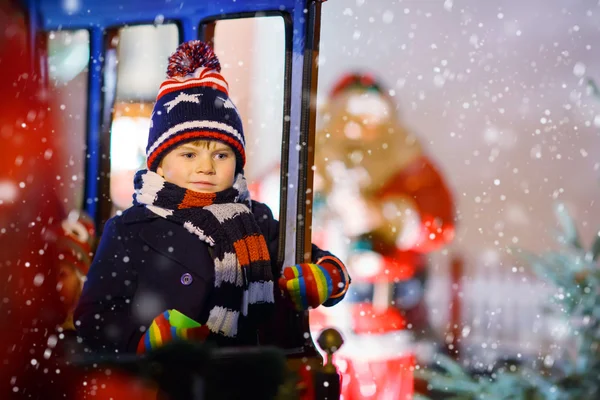 Küçük çocuk çocuğa Noel pazarı, atlıkarınca — Stok fotoğraf