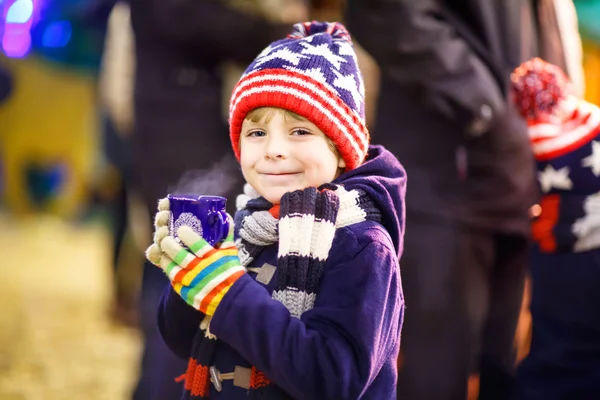 Jongen-jongetje met warme chocolademelk op kerstmarkt — Stockfoto