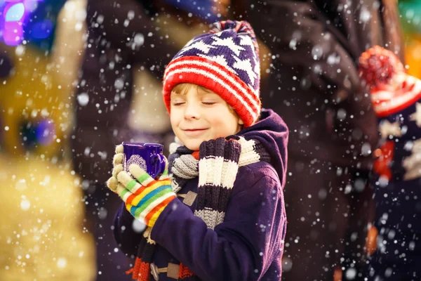 Jongen-jongetje met warme chocolademelk op kerstmarkt — Stockfoto