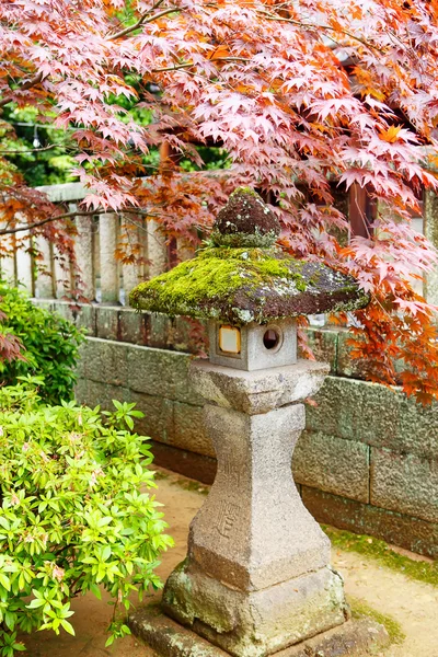 红色的枫叶和在日本的传统寺庙灯笼 — 图库照片
