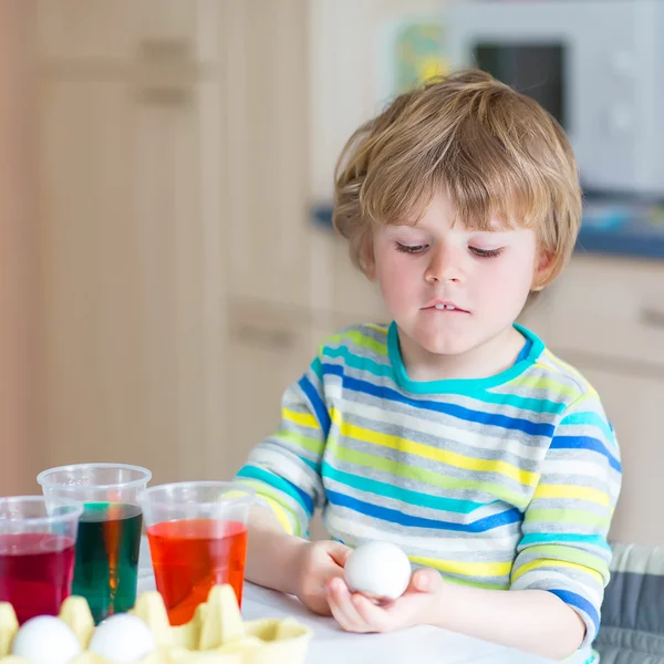 Kleiner Junge färbt Eier für Osterferien — Stockfoto