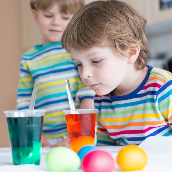 Δύο ξανθιά παιδάκι αγόρια αυγά χρωματισμό για διακοπές το Πάσχα — Φωτογραφία Αρχείου