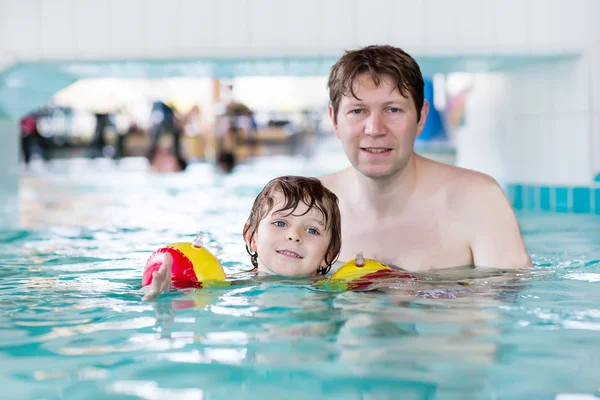 Carino bambino e suo padre si divertono in piscina — Foto Stock