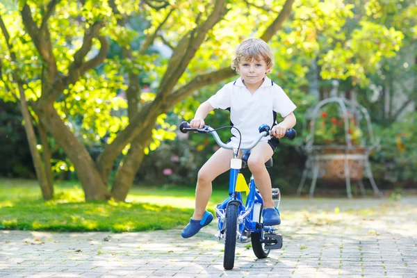 Petit garçon d'âge préscolaire chevauchant à vélo en été — Photo