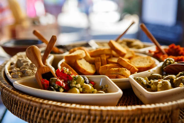 Provence provencal sokak piyasada farklı zeytin tapenades — Stok fotoğraf