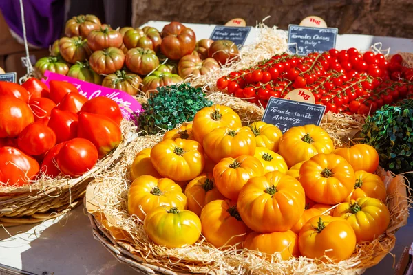 Organic fresh tomatoes from mediterranean farmers market in Prov — Stock Photo, Image