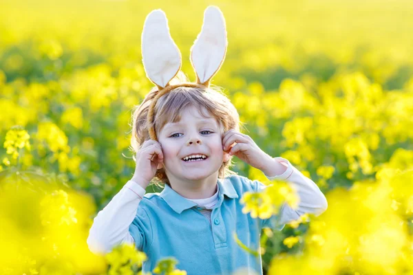 Enfant drôle de 3 ans avec des oreilles de lapin de Pâques, célébrant Pâques — Photo