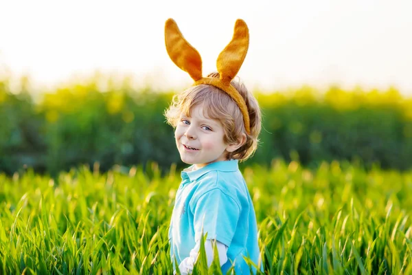 Kid boy with Easter bunny ears, celebrating holiday — Stok fotoğraf