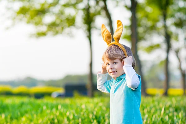 Kid boy with Easter bunny ears, celebrating holiday — ストック写真