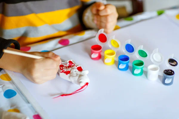 Mãos de criança desenho com aquarelas coloridas — Fotografia de Stock