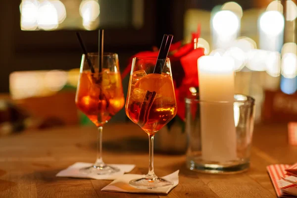 Aperol Spritz Cocktai en la mesa con cubitos de hielo y naranjas —  Fotos de Stock