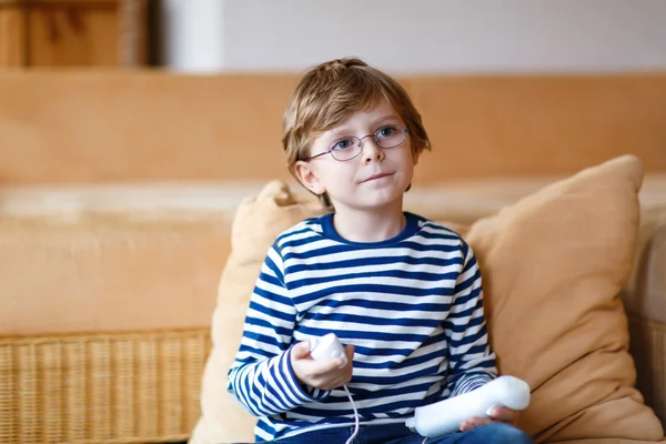 Niño pequeño jugando videoconsola — Foto de Stock