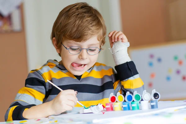 Kid jongetje tekenen met kleurrijke aquarellen binnenshuis — Stockfoto