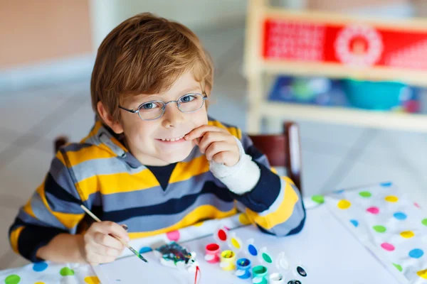Little kid boy drawing with colorful watercolors indoors — Stock Photo, Image