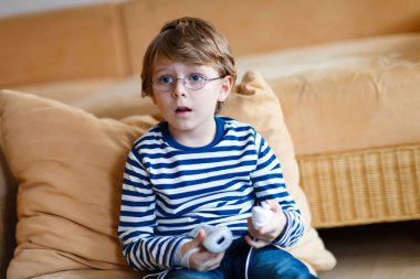 Küçük çocuk çocuk video oyun konsolunda oynamak 