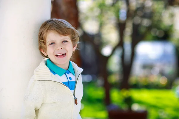 Ritratto di bambino in età prescolare biondo sorridente, all'aperto — Foto Stock