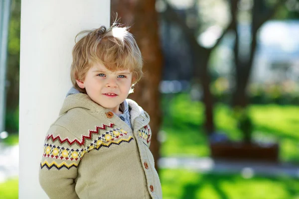 Portret uśmiechający się blond przedszkola chłopiec, na zewnątrz — Zdjęcie stockowe