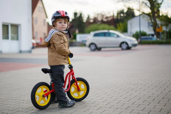 Lilla barn pojke att lära sig rida på sin första cykel — Stockfoto