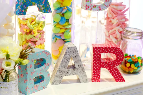 Mesa doce como barra de doces com doces diferentes no jantar ou até mesmo — Fotografia de Stock