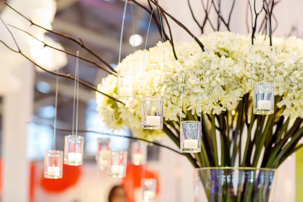 Krásné květiny a svíčky uspořádání pro svatební či události par — Stock fotografie