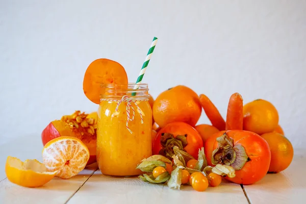 Narancssárga smoothie, sárgarépa, sütőtök, Datolyaszilva — Stock Fotó