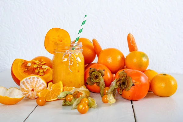 Batido de naranja con calabaza, caqui y zanahoria —  Fotos de Stock