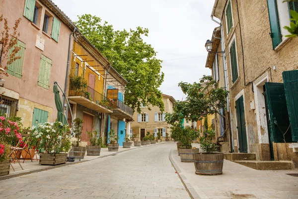 Strada provenzale con case tipiche nel sud della Francia, Provenza — Foto Stock