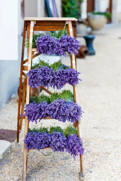 Geschäft in der Provence mit Lavendel und Vintageartikeln. — Stockfoto