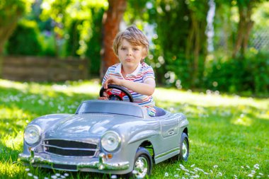 Büyük oyuncak ile açık havada araba çocuk evlat