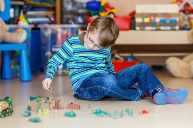 Oyuncak askerlerle kapalı kreş oyun çocuk evlat