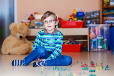 Oyuncak askerlerle kapalı kreş oyun çocuk evlat