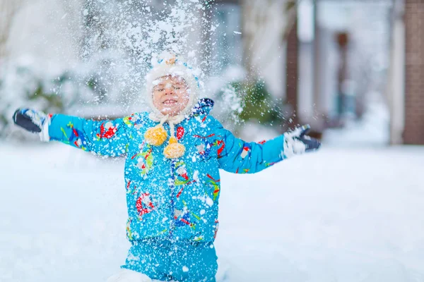 Menino brincando com neve no inverno, ao ar livre — Fotografia de Stock