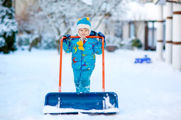 在冬天，在户外玩雪的小小孩男孩 — 图库照片
