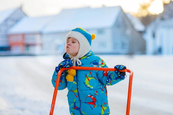 Kleiner Junge spielt im Winter im Freien mit Schnee — Stockfoto