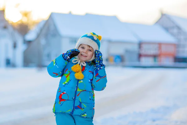 Niño jugando con nieve en invierno, al aire libre — Foto de Stock