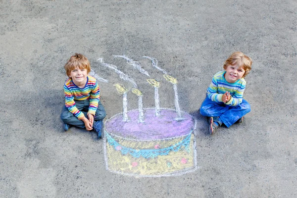 Deux garçons enfants s'amusent avec un dessin coloré de gâteau d'anniversaire avec — Photo