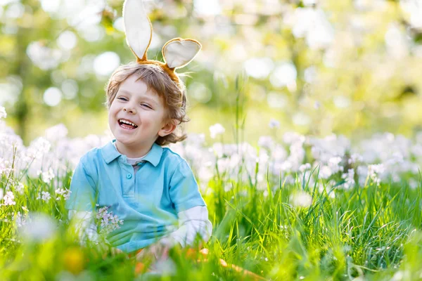 Mały chłopiec dziecko z Easter bunny uszy, na zewnątrz — Zdjęcie stockowe