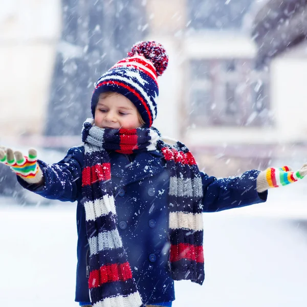 Criança feliz se divertindo com neve no inverno — Fotografia de Stock
