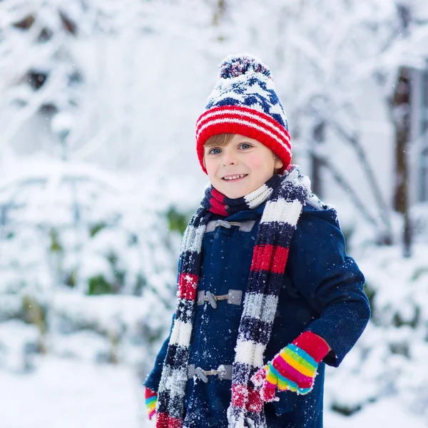 Niño feliz divirtiéndose con nieve en invierno — Foto de Stock