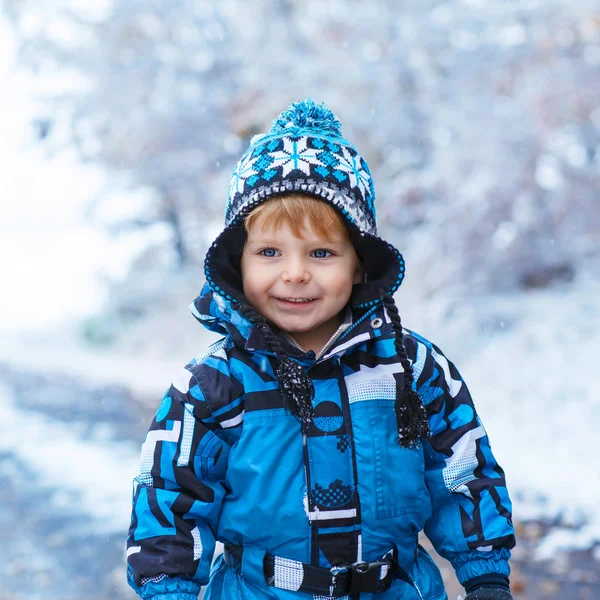 Niño feliz divirtiéndose con nieve en invierno — Foto de Stock